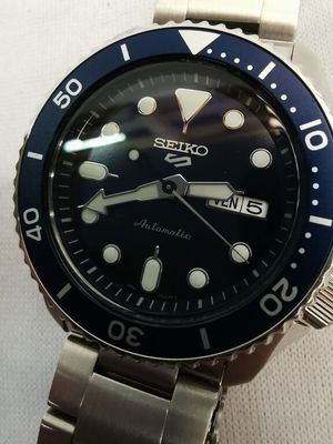 gros plan d'une montre sur une surface blanche