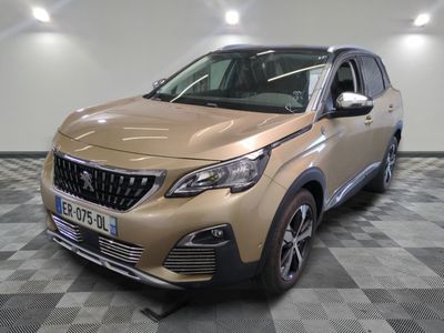 vue de face d'un SUV beige garé sur un sol à damier