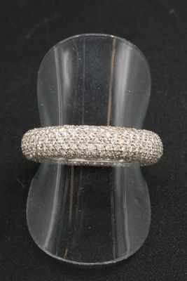 une image d'une bague en acrylique transparent