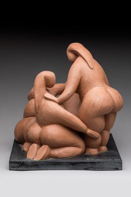 une image représentant une sculpture en argile représentant deux femmes et un homme