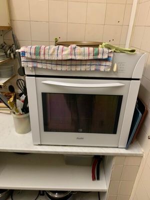 un micro-ondes posé sur une étagère dans une cuisine
