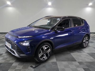 un SUV Hyundai Kona bleu de 2021 garé sur un sol à damier