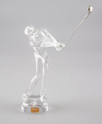 figurine en cristal représentant un homme brandissant un club de golf, posée sur un socle transparent