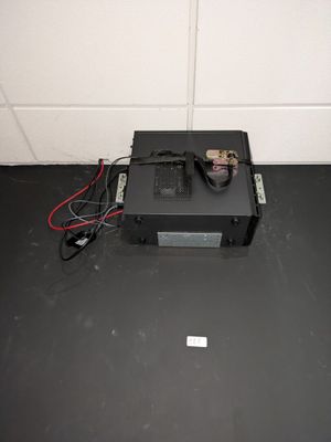 une photo d'un petit appareil électronique posé par terre
