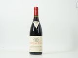 une bouteille de vin posée sur une table