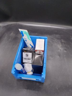 un récipient bleu contenant des brosses à dents et du dentifrice