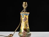 un vase bleu et doré avec une cuillère posée sur la table