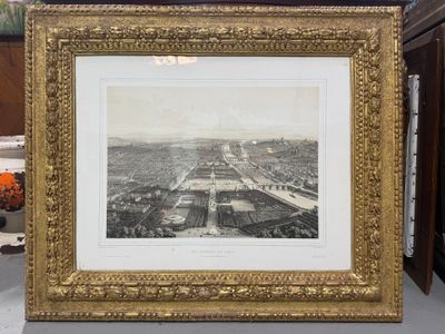 une photo d'une photo de la tour Eiffel dans un cadre doré