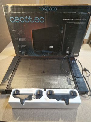 un ordinateur portable posé sur une table, à côté d'une boîte