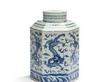 un vase bleu et blanc orné d'un dragon
