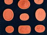 une photo représentant un groupe de pièces de monnaie orange posées sur une surface noire