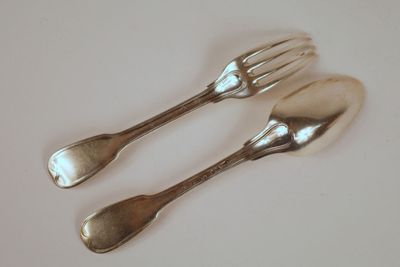deux fourchettes et une cuillère posées sur une table