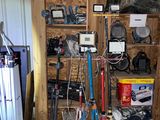 une pièce avec tout un tas d'outils sur les étagères