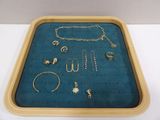 un plateau sur lequel se trouvent tout un tas de bijoux