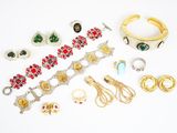 plusieurs paires de bagues et de bracelets posés sur une surface blanche