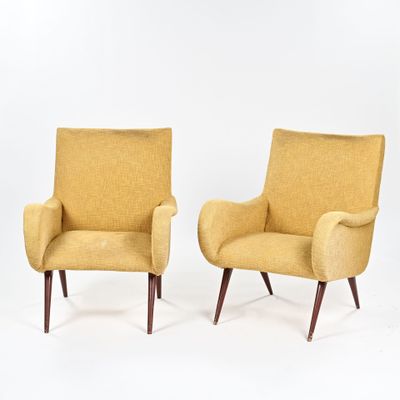 une paire de fauteuils de salon du milieu du siècle, de couleur jaune, rembourrés, rembourrés, rembourrés, rembourrés, rembourrés, rembourrés, rembourrés, rembourrés