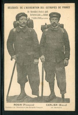 une vieille photo en noir et blanc représentant deux hommes en uniforme