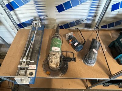 une table avec des outils dans une pièce