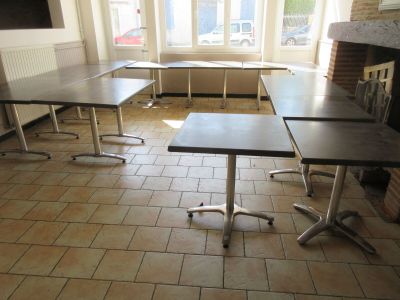 des tables et des chaises dans une pièce avec une cheminée
