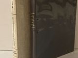 deux livres posés sur une table blanche