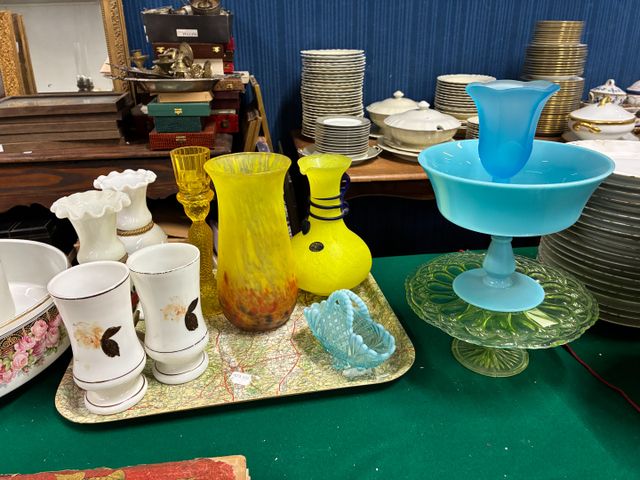 Lot de vases, portes douceurs sur piédouche et verre en verre col