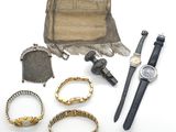 un grand nombre d'objets posés sur une table