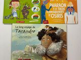 trois livres pour enfants sont posés sur une surface blanche