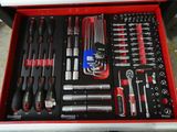 une boîte à outils rouge avec des outils sur le sol