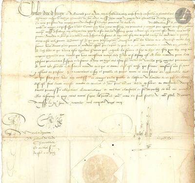 un vieux document écrit posé sur une table