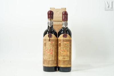 deux bouteilles de vin posées l'une à côté de l'autre sur une surface blanche