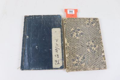 deux vieux livres posés sur une table l'un à côté de l'autre
