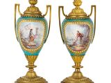 deux vases décorés de peintures, posés l'un sur l'autre