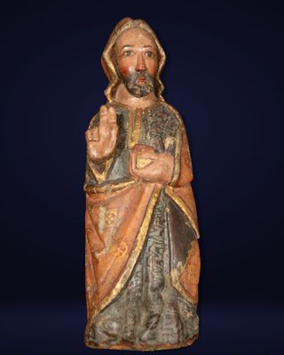 une statue en bois représentant un homme barbu vêtu d'une robe