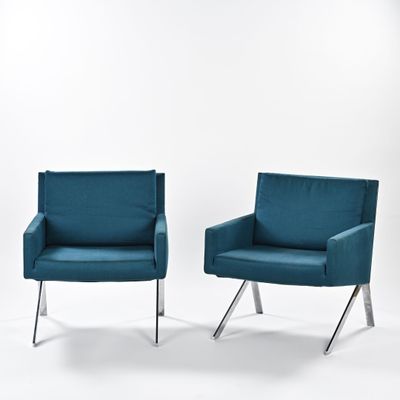 paire de fauteuils de salon de style « mid-century modern » en velours bleu sarcelle, avec des pieds chromés