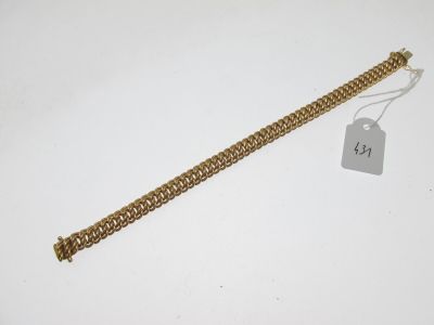Gros plan sur un bracelet en or portant une étiquette