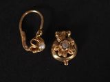 une paire de boucles d'oreilles en or ornées de perles
