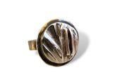 une image montrant un gros plan d'une bague en argent posée sur une surface blanche