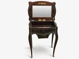 une vieille coiffeuse en bois surmontée d'un miroir