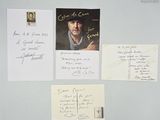 un réfrigérateur sur lequel sont collées plein de cartes postales