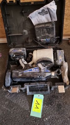 une caisse à outils avec des outils sur le sol