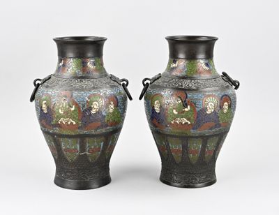 une paire de vases décoratifs posés sur une surface blanche