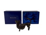 figurine de chat noir dans un coffret cadeau doublé de velours bleu