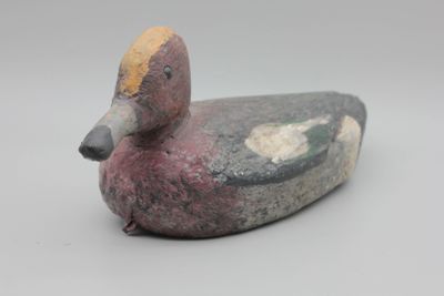un petit oiseau perché sur une table