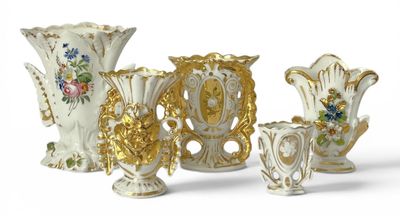 trois vases placés l'un à côté de l'autre