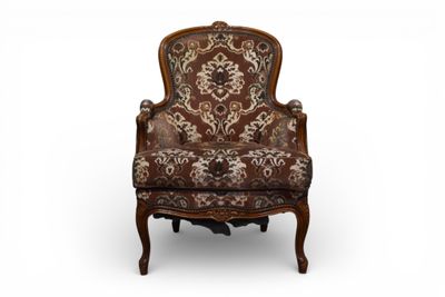 Fauteuil en merisier sculpté de fleurettes, les pieds galbés…