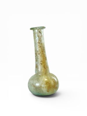 un vase en verre posé sur une surface blanche