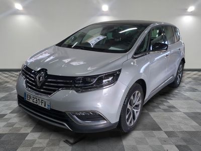 la voiture argentée est garée sur un sol en damier dans le garage
