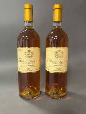 deux bouteilles de vin posées l'une à côté de l'autre sur une table