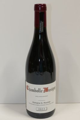 une bouteille de vin posée sur une table