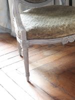 Réunion de DEUX FAUTEUILS en bois mouluré, sculpté et relaqu… (photo 3)
